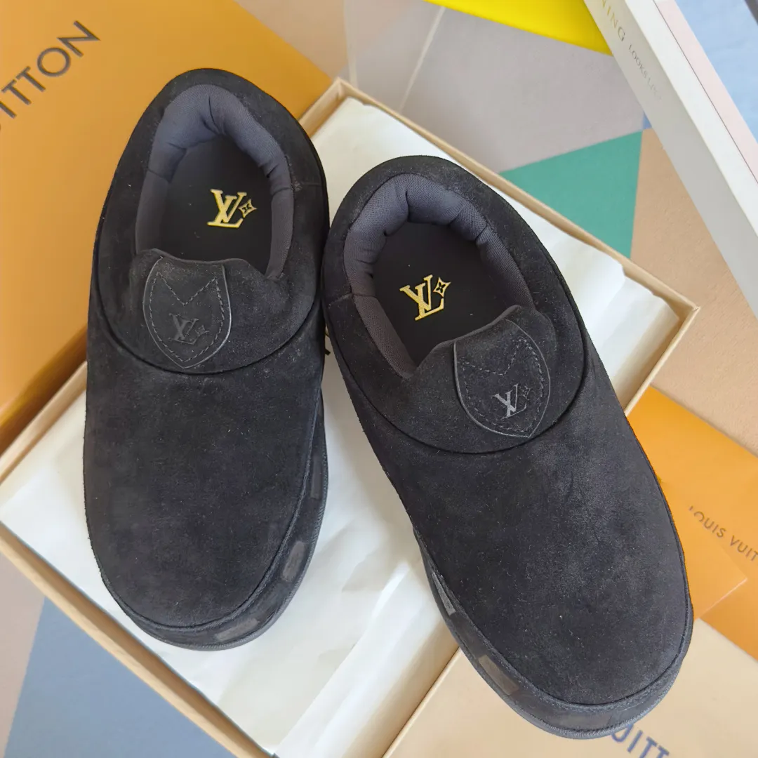 [L Family x Ingo joint model] Top P: 820💰 ▪️Size: Women's 35-40 (customized at 41.42 for women). Men's 39-44 (customized at 38.45.46) LV x Ingo joint model Top version Fatty Forrest Gump shoes Thick sole Couple model Casual sports shoes Original purchase and development Production LV Yeti lace-up shoes from LV Yeti The series combines Japanese "small feet" fashion aesthetics with classic Louis Vuitton elements in avant-garde strokes, subtly paying tribute to the traditional Japanese culture of taking off shoes when entering the house. The suede cow leather is partially embossed with Nigo's reinterpreted Damier pattern, and the comfortable casual shoe configuration highlights street style. Exquisite packaging at the delivery counter🛍📦 ▪️Fabric: Original imported first-layer cowhide ▪️Inner lining: Original custom-made breathable mesh ▪️Sole: Original molded non-slip TPU material ▪️Sole thickness: 5CM